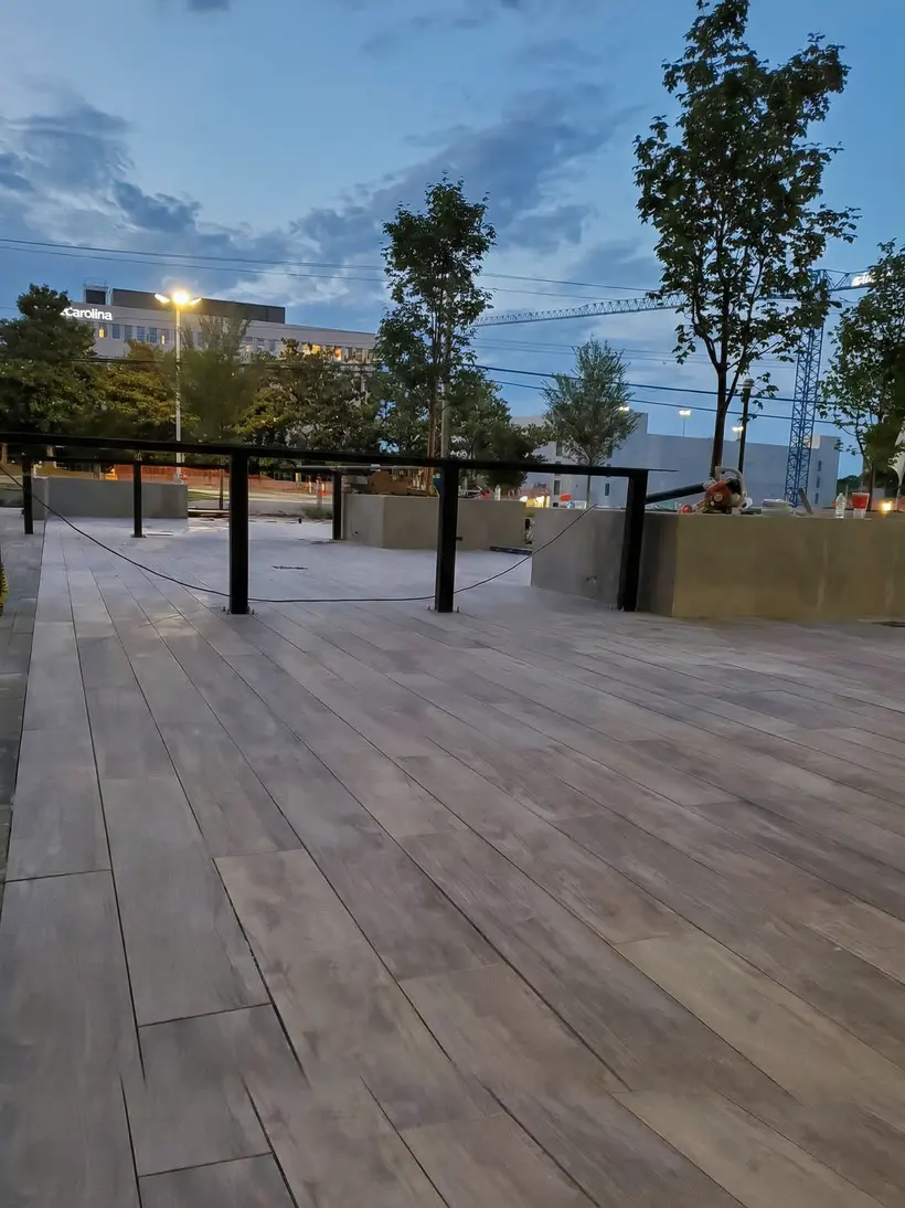 Rooftop deck of wood-look porcelain pavers